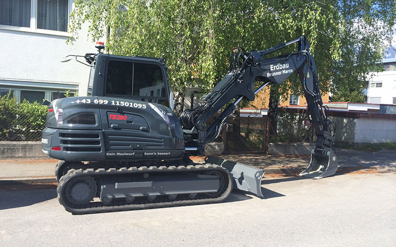 Bagger erledigt Erdarbeiten